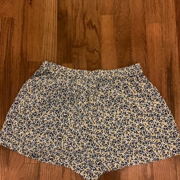 GAP floral pleated elasticized shorts, size M - Picture 4 of 4